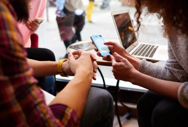 Brasileiro acessa mais a Internet pelo celular do que pelo PC